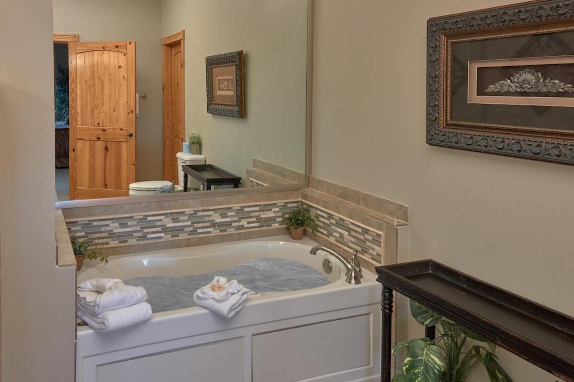 Journey'S End, 5 Bedrooms, Sleeps 12, Private Outdoor Pool, Theater, Sauna Sevierville Exterior photo